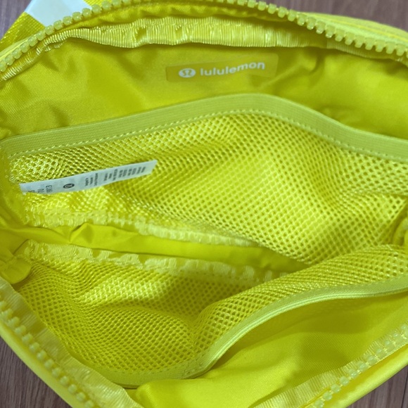 ❤️ Lululemon Sonic Yellow Extended Strap Everywhere Belt Bag NWT - Picture 11 of 13